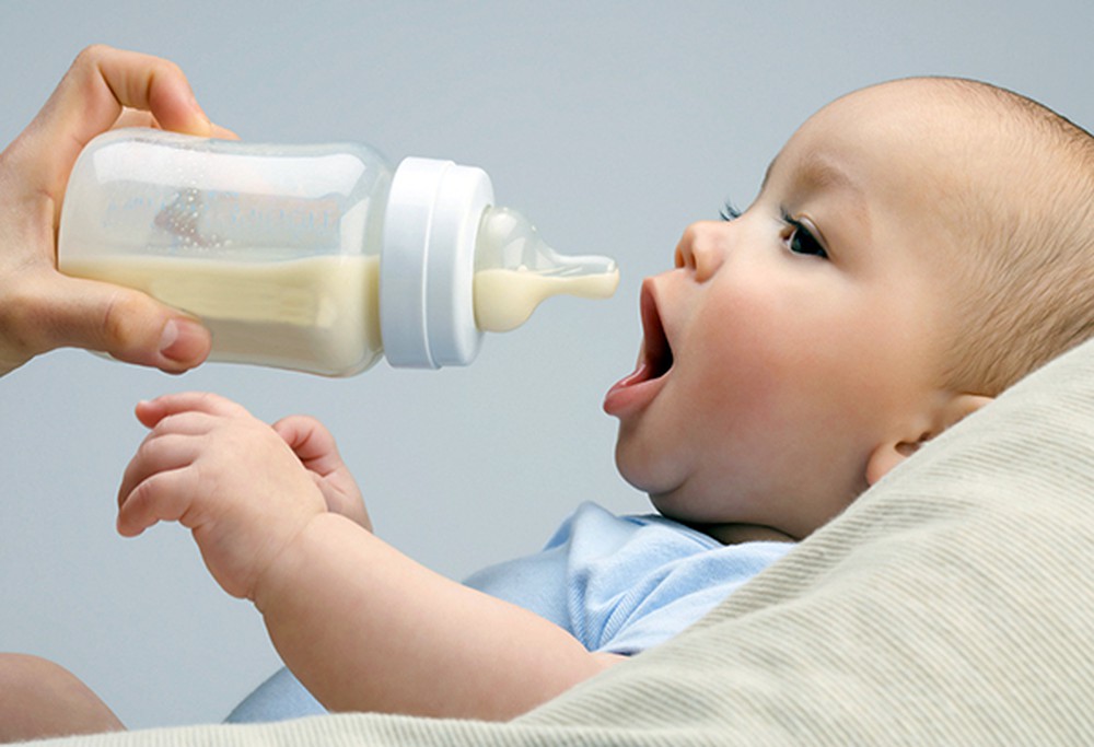 giải đáp thắc mắc sữa nào tốt cho bé trong giai đoạn sơ sinh